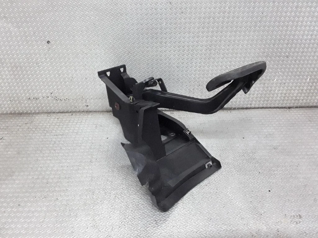 Brake pedal – Mercedes-Benz C-Class W203 (2000-2007)