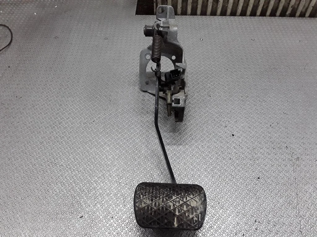 Brake pedal – Mercedes-Benz ML-Class W163 (1997-2005)