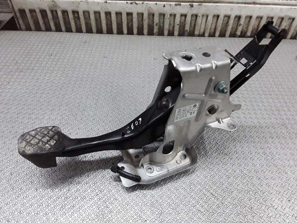 Brake pedal – Volkswagen Passat B6 (2005-2010)