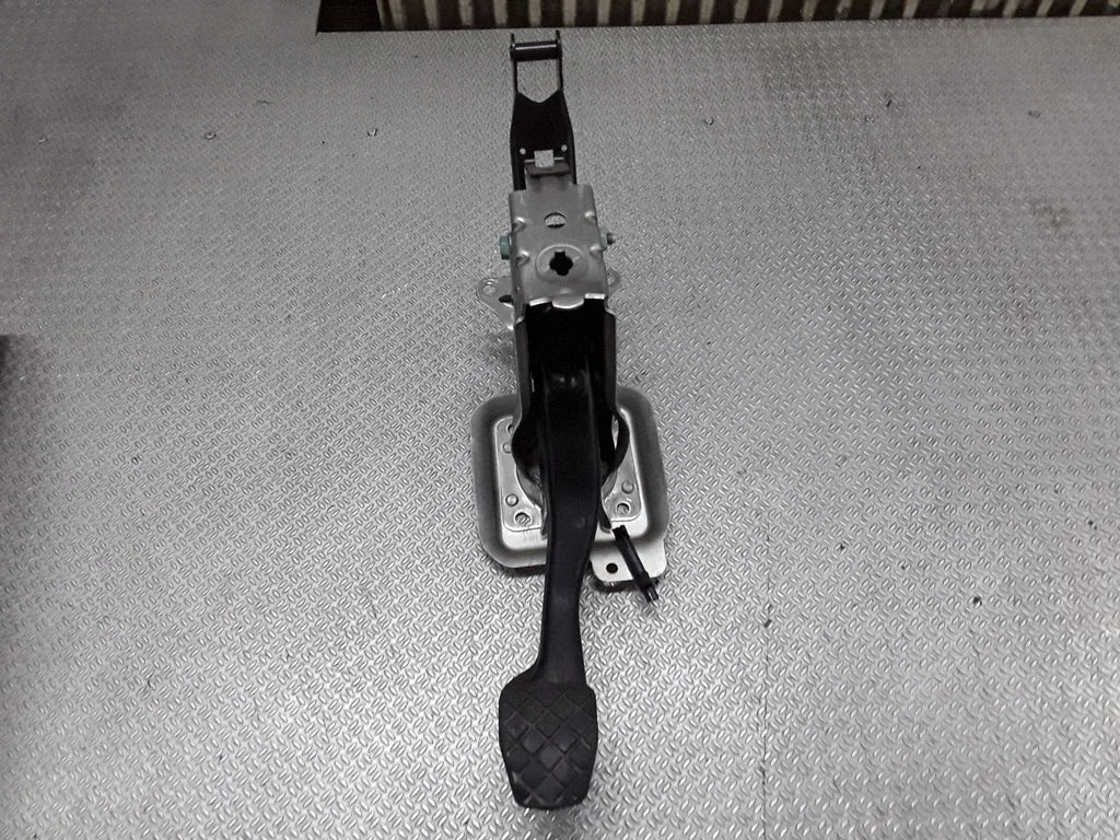 Brake pedal – Volkswagen Passat B6 (2005-2010)