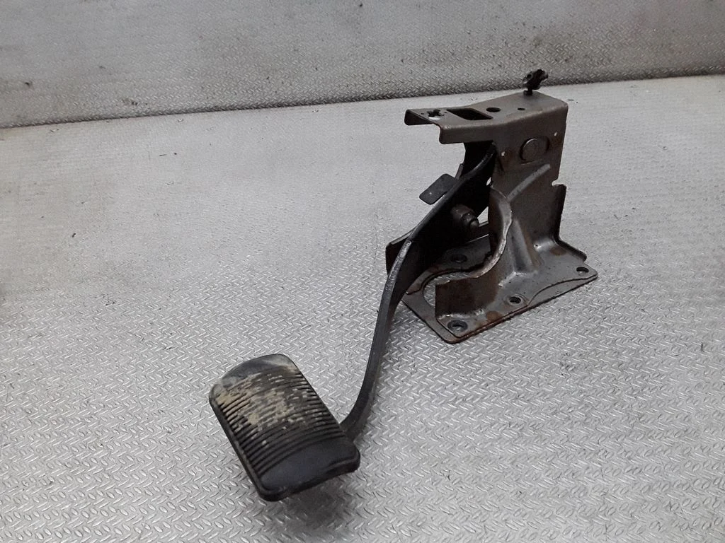Brake pedal – Chrysler Sebring (JS) (2006-2010)