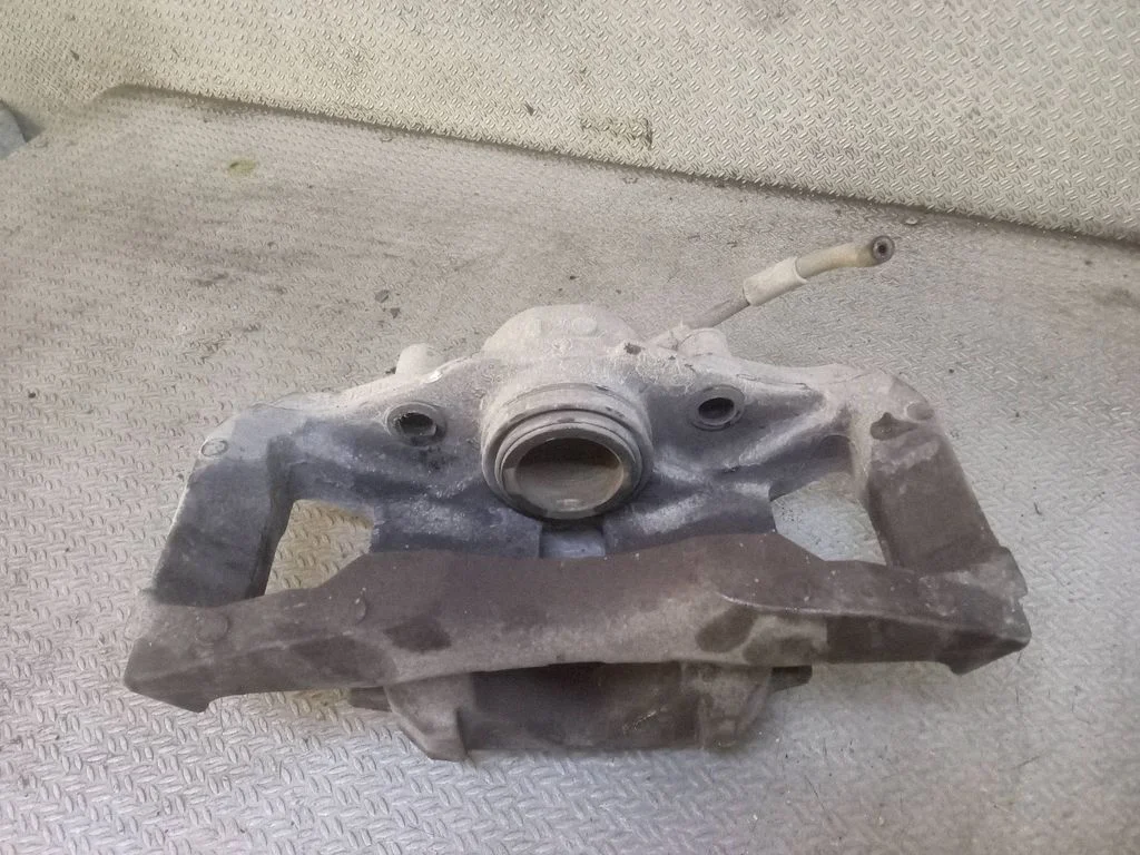 Front brake caliper – left