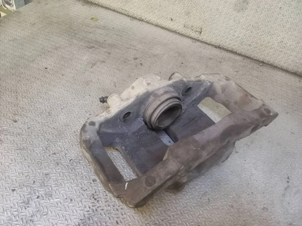 Front brake caliper – right