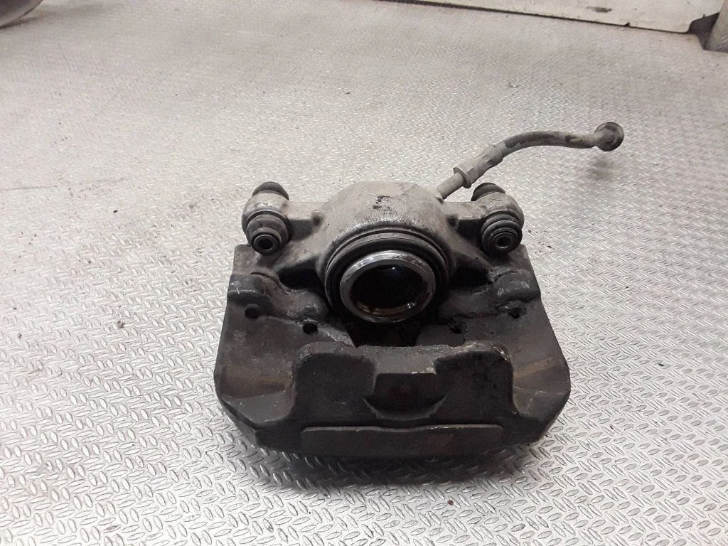 Zacisk hamulcowy przedni – lewa