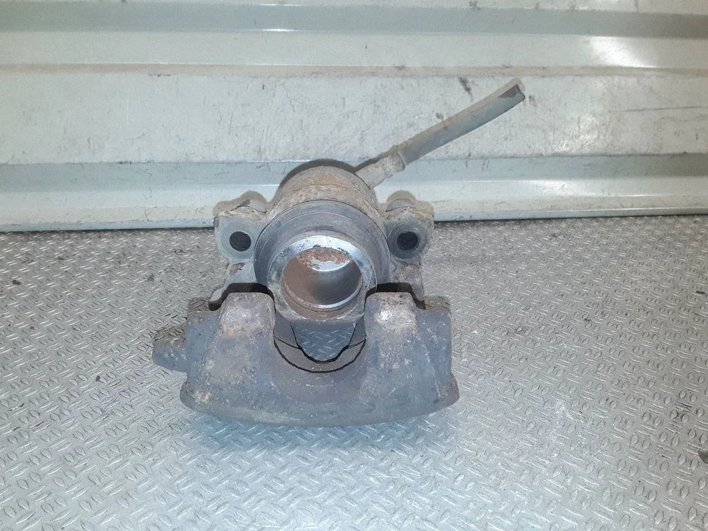 Front brake caliper – right
