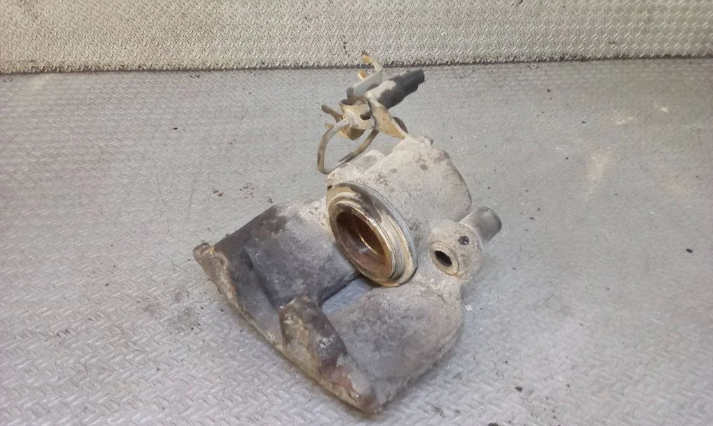 Front brake caliper – right