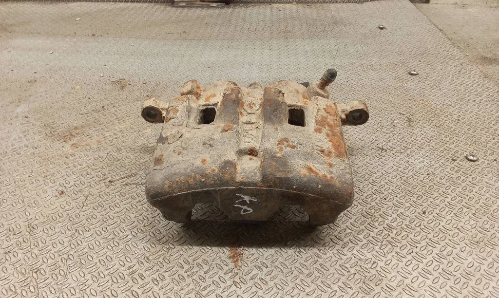 Front brake caliper – left