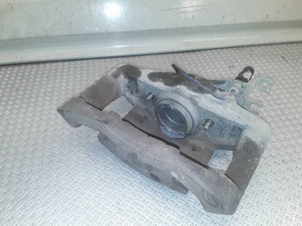 Zacisk hamulcowy przedni – lewa