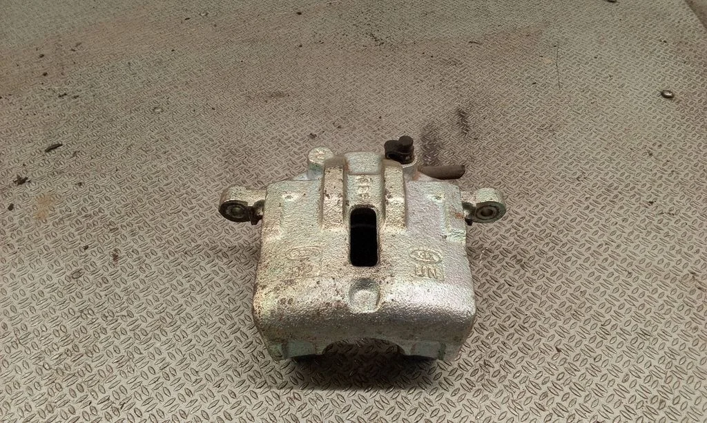 Front brake caliper – right