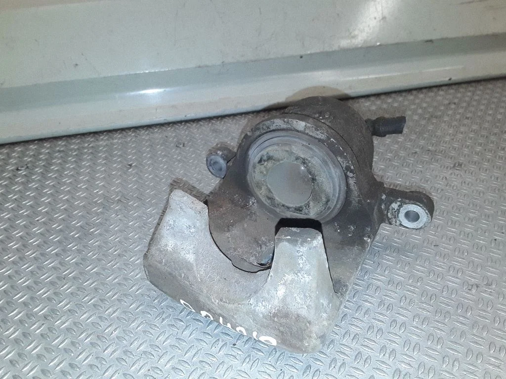 Zacisk hamulcowy przedni – Toyota Prius (XW20) (2003-2009)