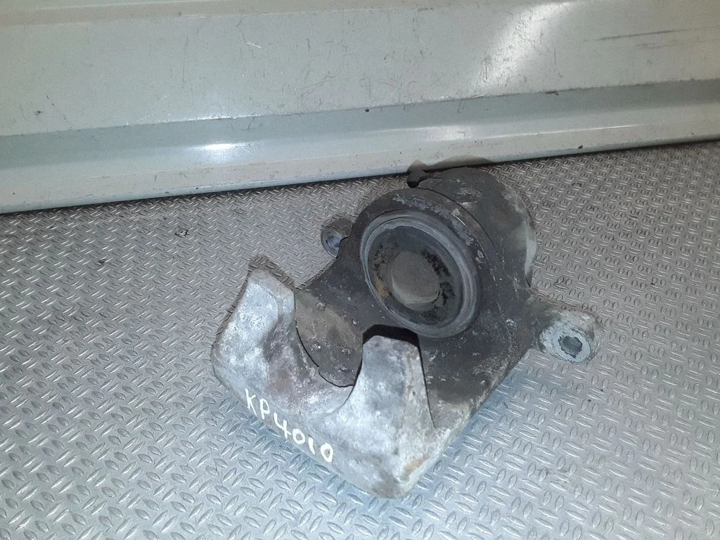 Zacisk hamulcowy przedni – Toyota Prius (XW20) (2003-2009)