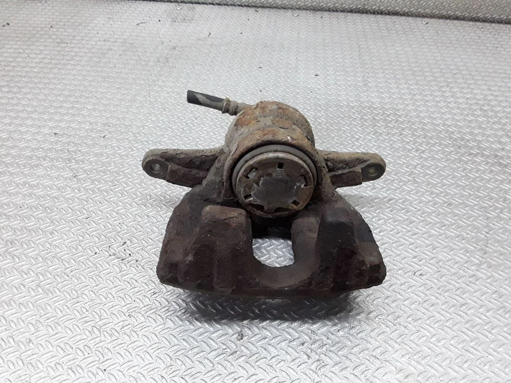Front brake caliper – left