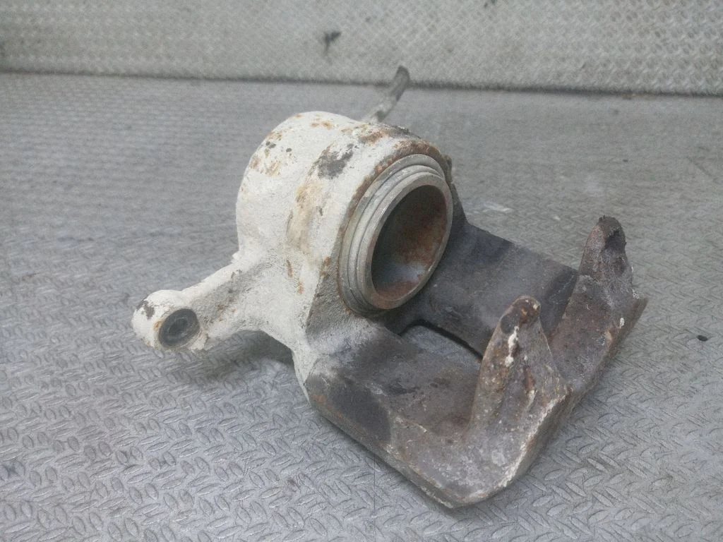 Front brake caliper – right