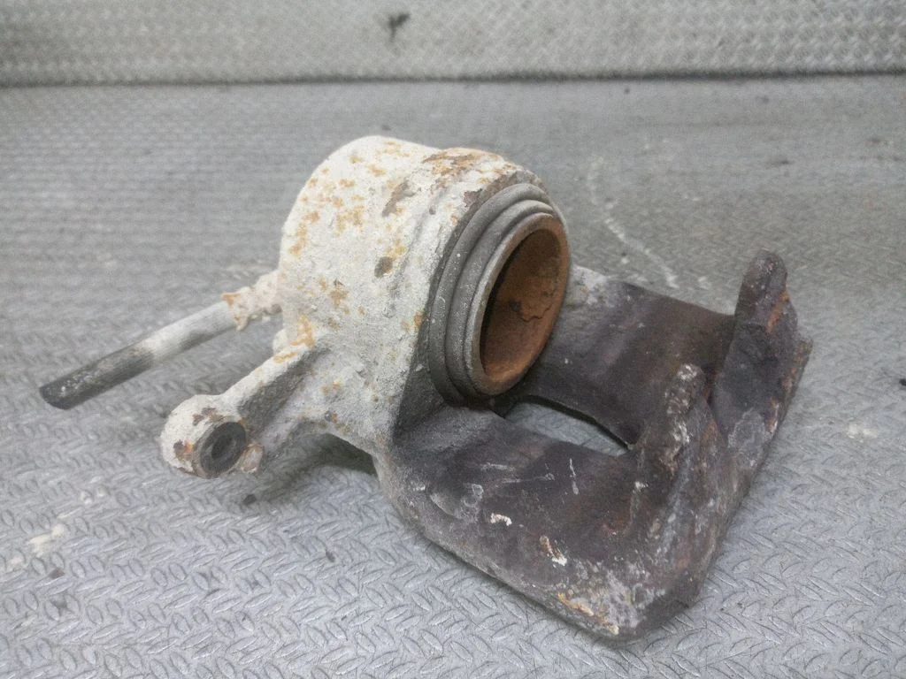 Front brake caliper – left