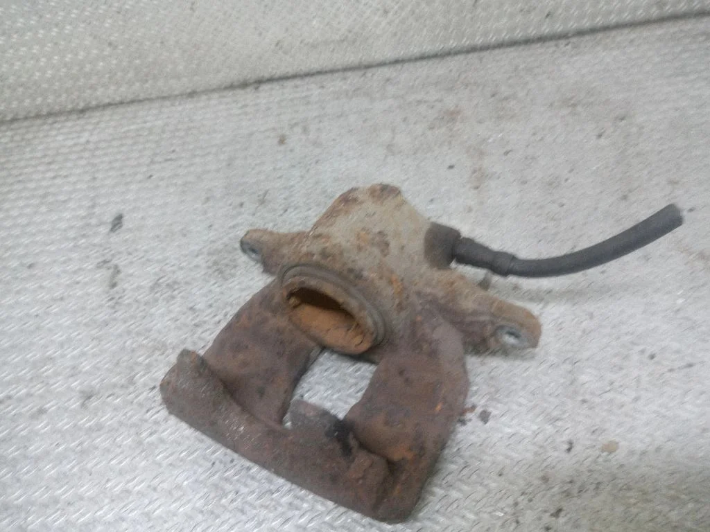Front brake caliper – right