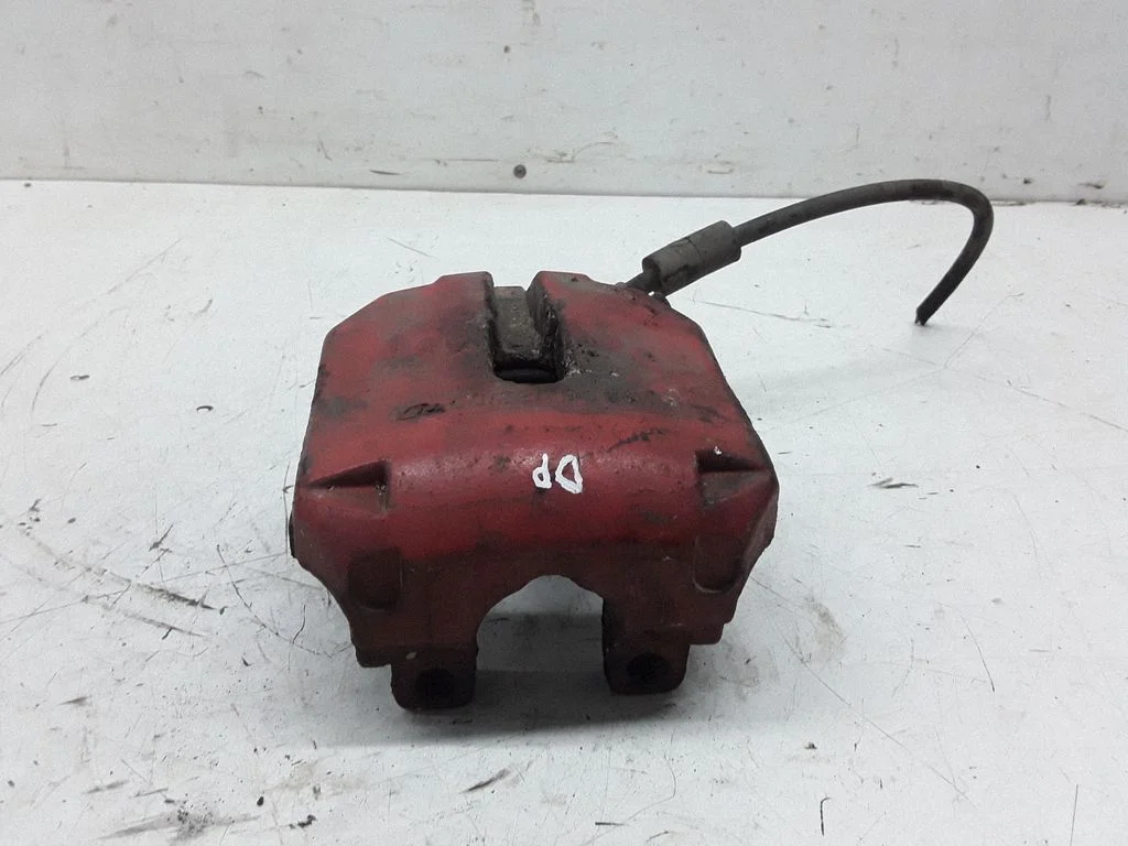 Zacisk hamulcowy przedni – prawy przód