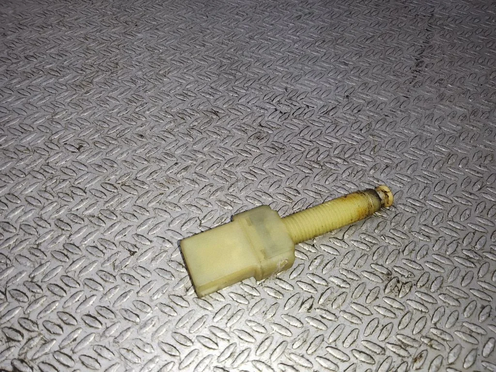 Brake pedal sensor switch – Audi A8 S8 D2 4D (1994-2002)