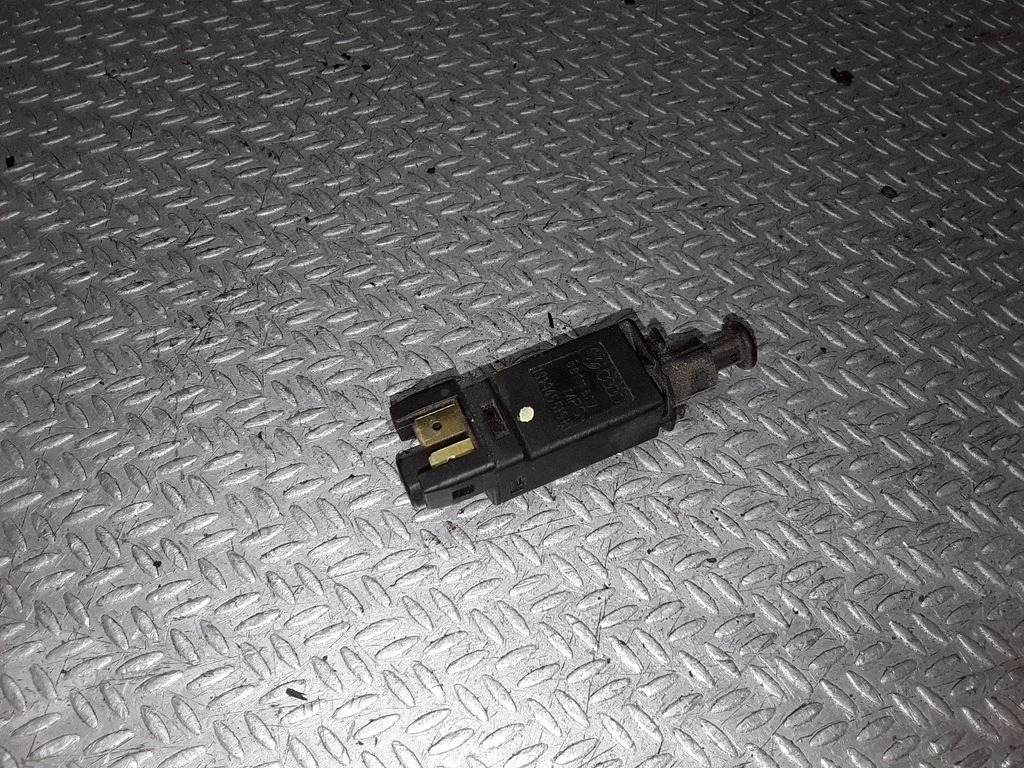 Brake pedal sensor switch – Volkswagen Transporter - Caravelle T4 (1991-2003)