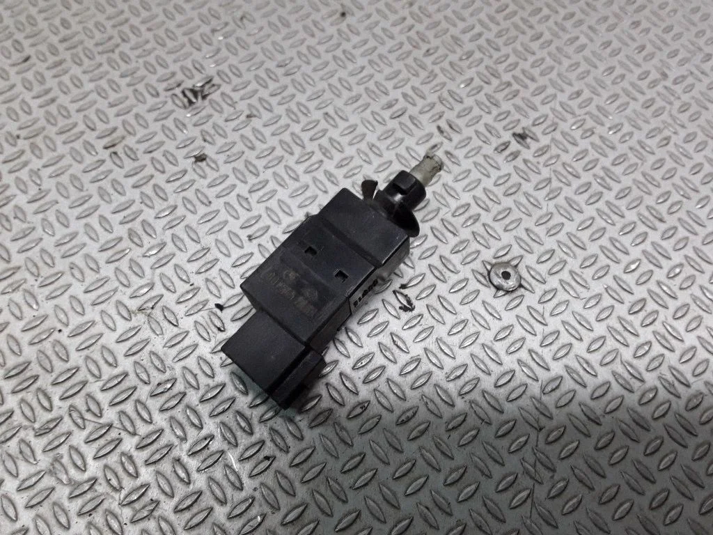 Brake pedal sensor switch – Mercedes-Benz Sprinter W901 W902 W903 W904 (1995-2007)