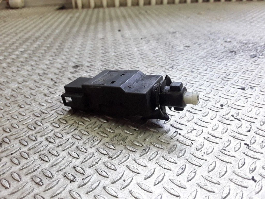 Brake pedal sensor switch – Mercedes-Benz Sprinter W901 W902 W903 W904 (1995-2007)
