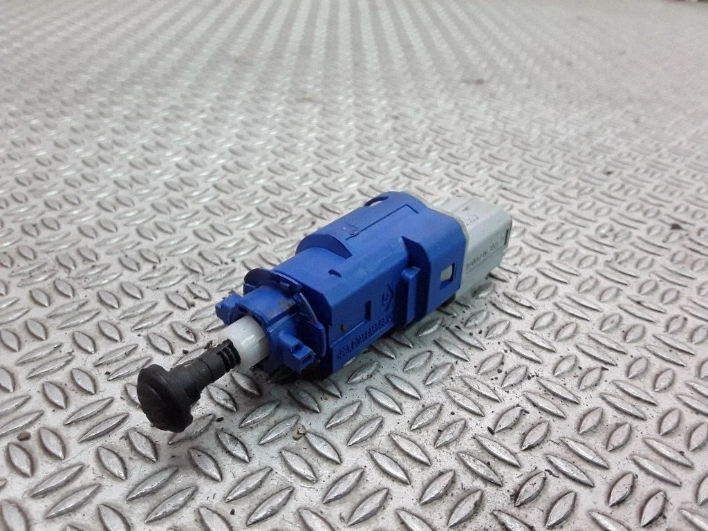 Brake pedal sensor switch 8200276359D – Renault Twingo II (2007-2014)