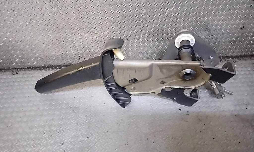 Handbrake/parking brake lever assembly – KIA Ceed (2006-2012)