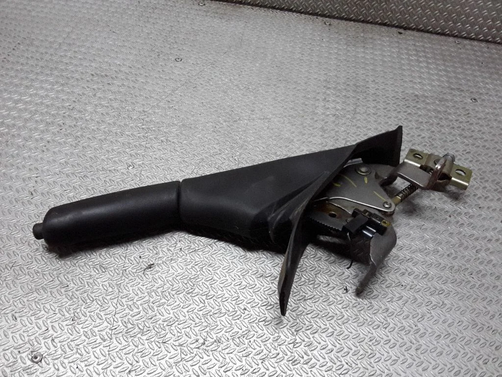 Rokas bremzes mehānisms (salonā)