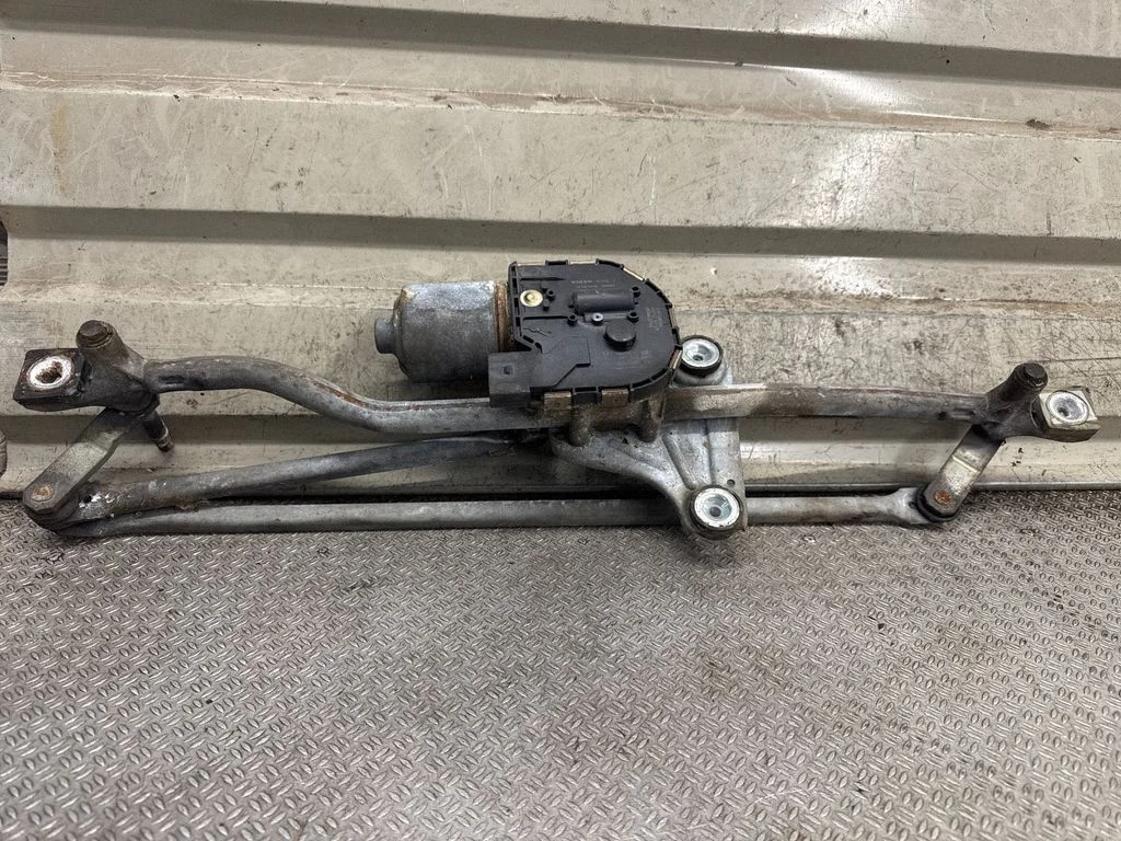 Front wiper linkage and motor – Volvo V70 (2008-2013)