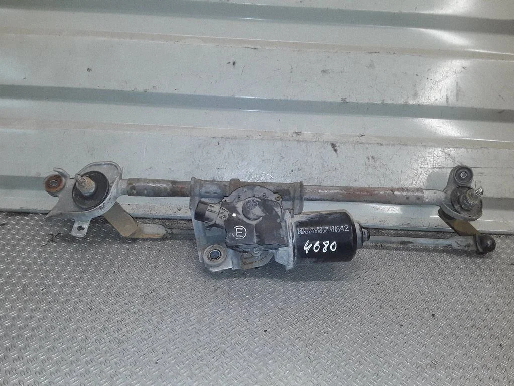 Front wiper linkage and motor – Mitsubishi Outlander (2001-2007)