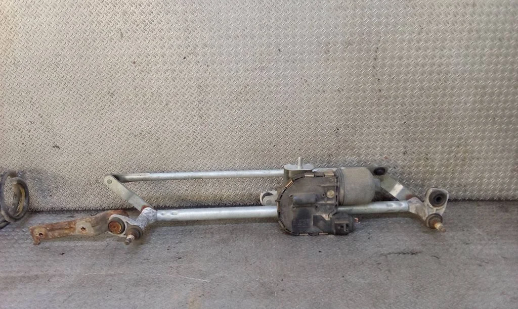 Front wiper linkage and motor – Volkswagen Golf Plus (2005-2013)