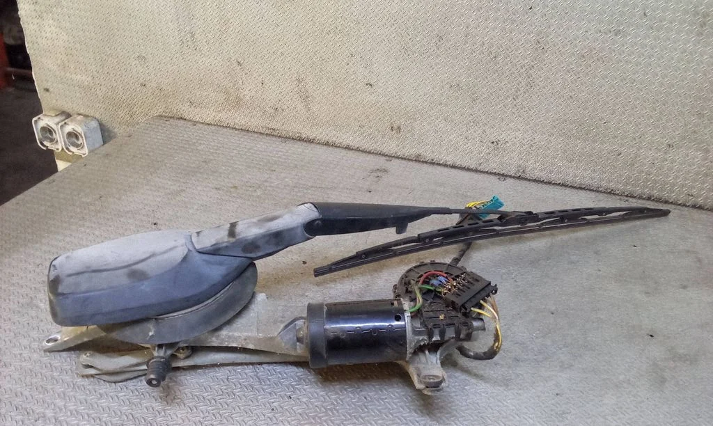 Front wiper linkage and motor – Mercedes-Benz E-Class W210 (1995-2002)