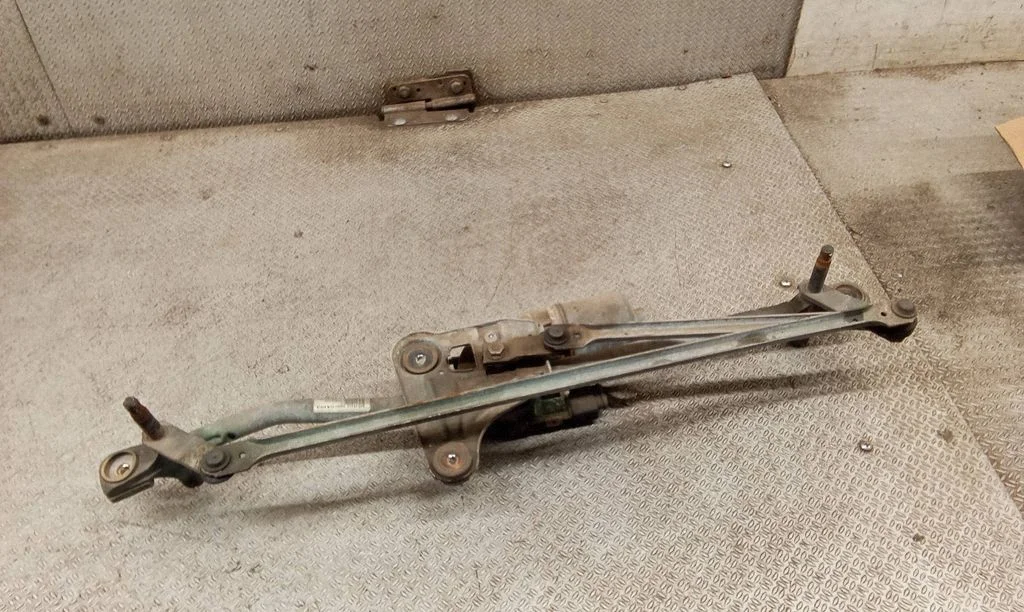 Front wiper linkage and motor – Volvo V70 (2005-2008)