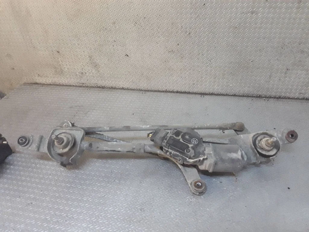 Front wiper linkage and motor – Opel Insignia A (2008-2017)