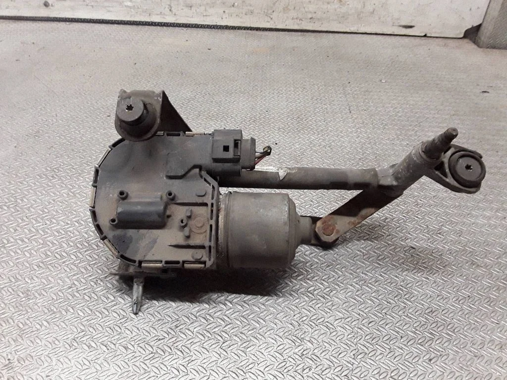 Front wiper linkage and motor – Volkswagen Touran I (2003-2010)