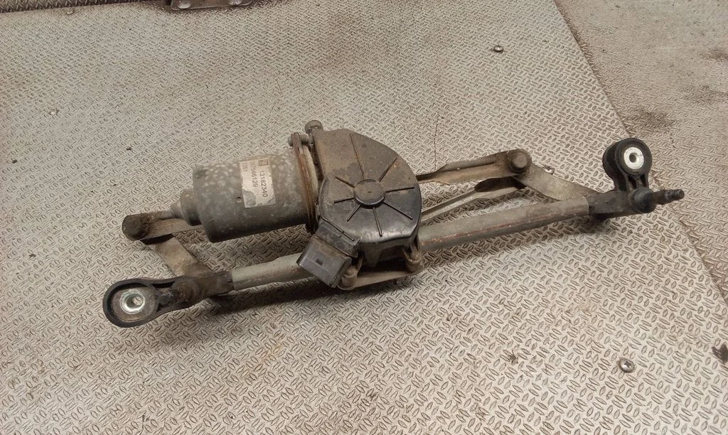 Front wiper linkage and motor – Opel Corsa D (2006-2014)