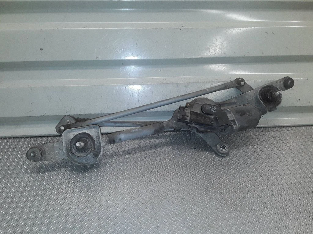Front wiper linkage and motor – Opel Insignia A (2008-2017)