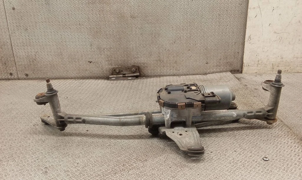 Front wiper linkage and motor – Volkswagen Passat B6 (2005-2010)