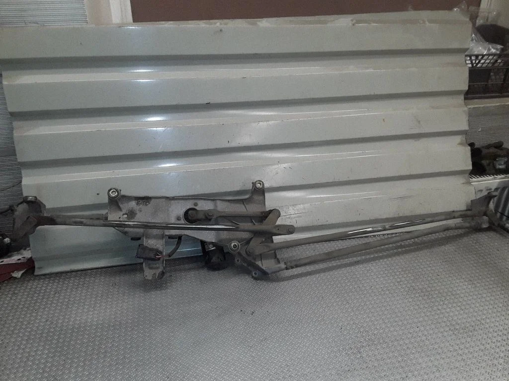 Mechanizm wycieraczek z silniczkiem