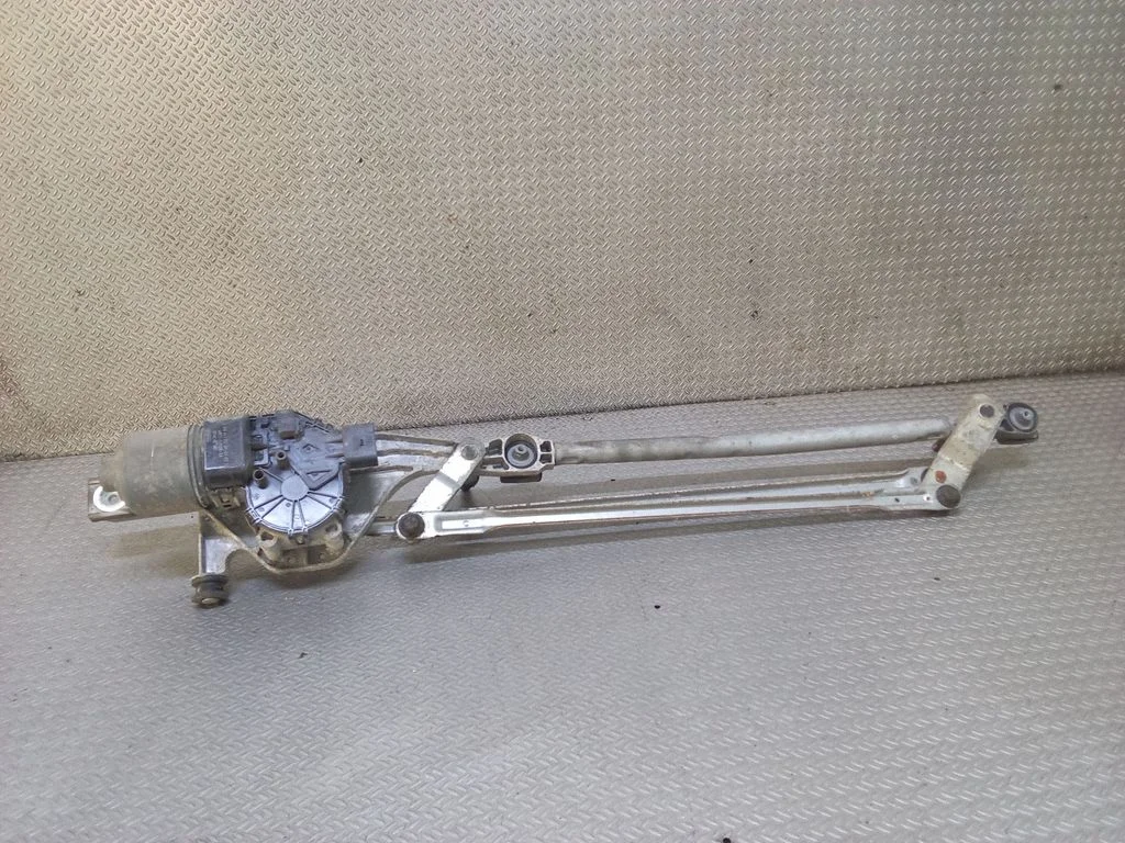 Front wiper linkage and motor – Ford Focus C-MAX (2003-2010)