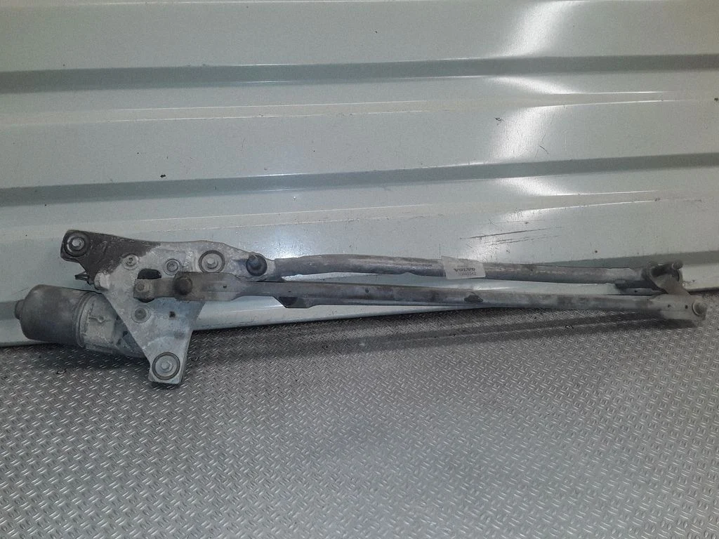 Front wiper linkage and motor – Volvo V50 (2004-2007)