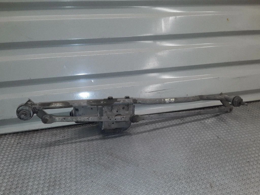 Front wiper linkage and motor – Iveco Daily 4th gen (2006-2011)