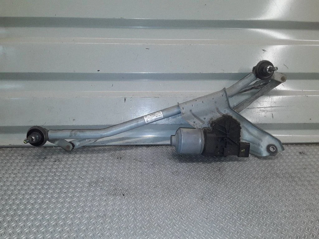 Front wiper linkage and motor – Dacia Sandero (2008-2012)