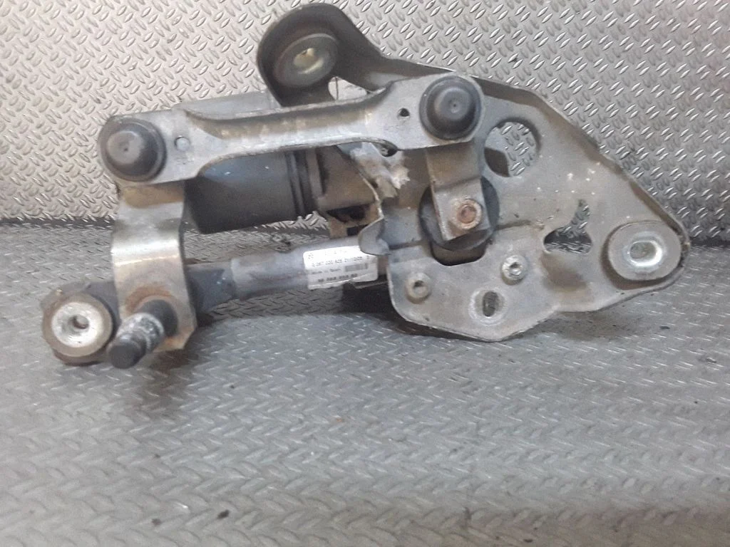 Mechanizm wycieraczek z silniczkiem
