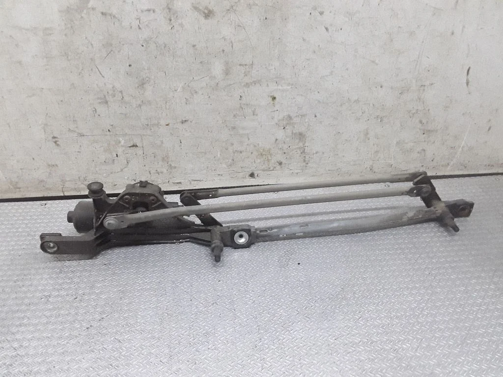 Front wiper linkage and motor – Ford Focus C-MAX (2003-2010)