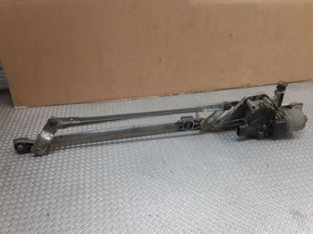 Front wiper linkage and motor – Ford Focus C-MAX (2003-2010)