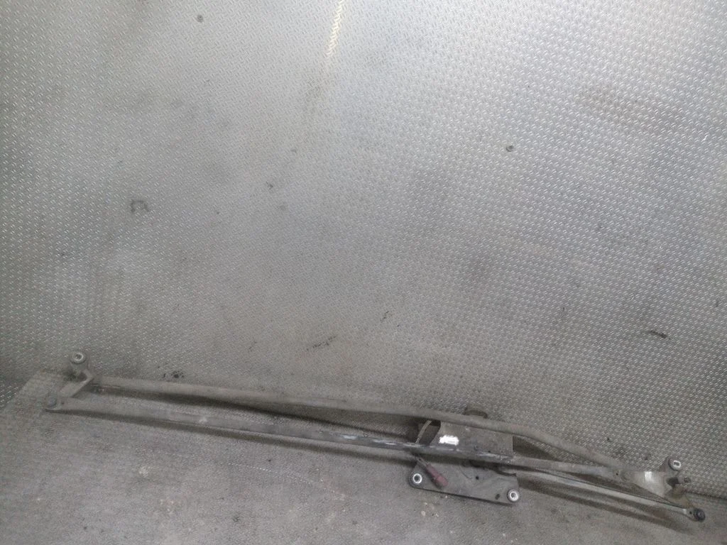 Front wiper linkage and motor