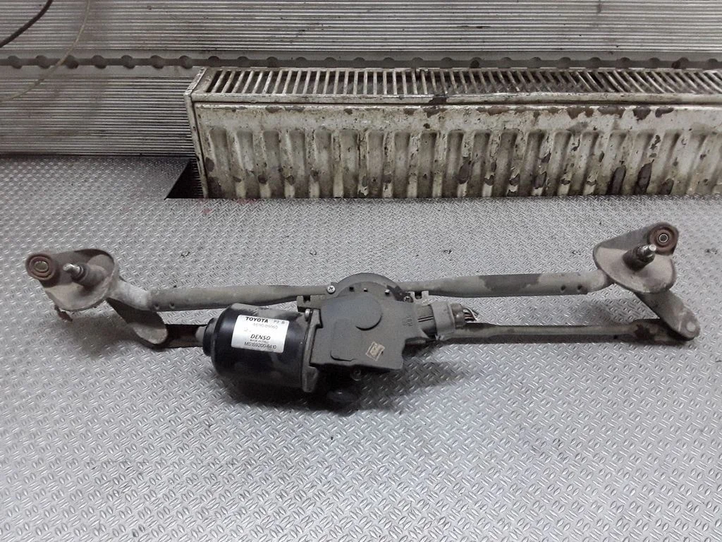 Front wiper linkage and motor – Toyota Avensis T250 (2003-2006)