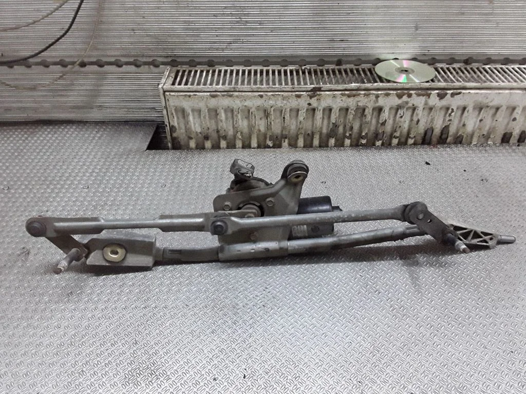 Front wiper linkage and motor – Volvo XC70 (2001-2004)