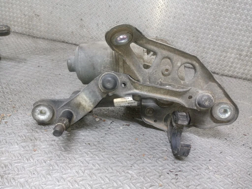 Mechanizm wycieraczek z silniczkiem