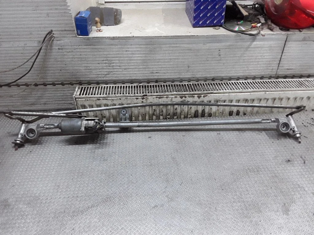 Mechanizm wycieraczek z silniczkiem – Opel Zafira B (2005-2014)